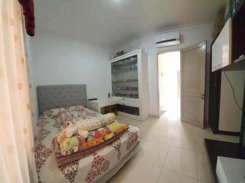 dijual rumah 2 lantai puri kembangan