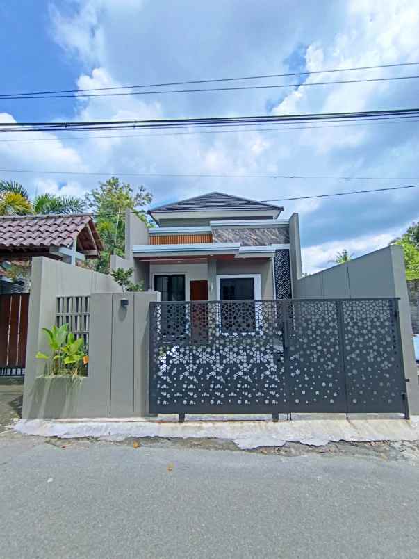 dijual rumah besi jangkang kaliurang km 13