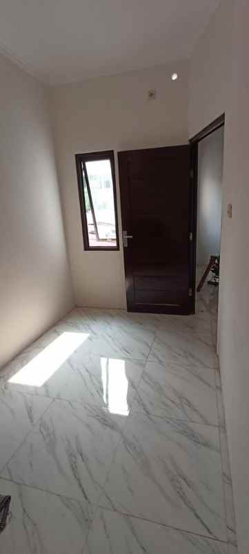 dijual rumah gg h deih lubang buaya