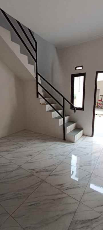 dijual rumah gg h deih lubang buaya