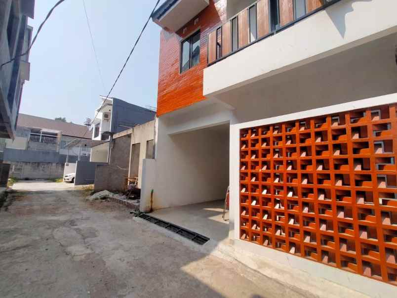 dijual rumah gg h deih lubang buaya