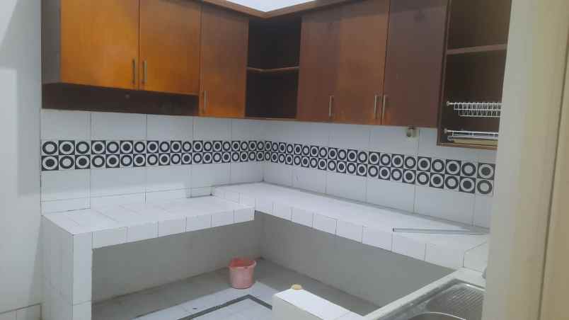 dijual rumah graha santoso regency
