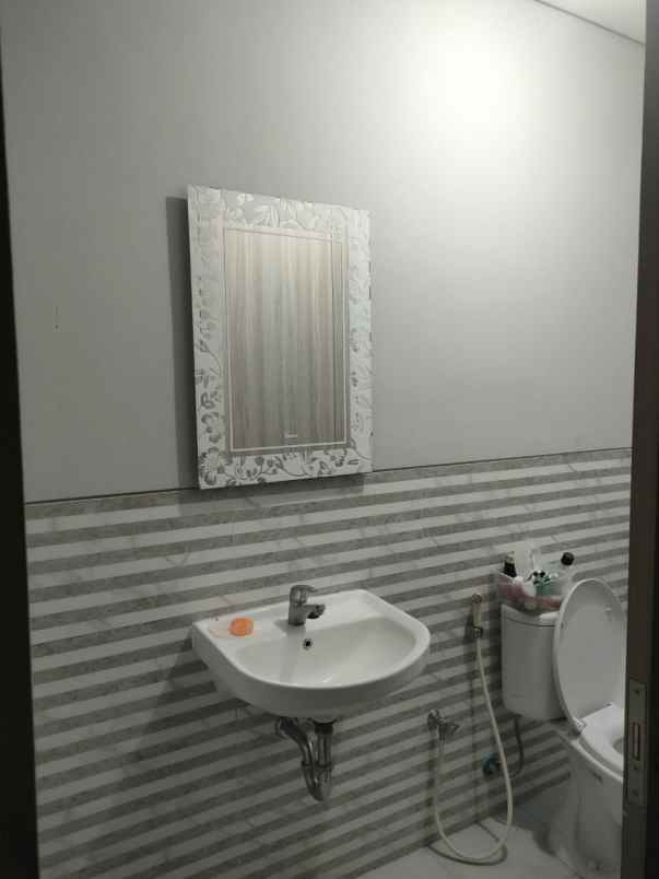 dijual rumah grand pakuwon cluster queensland