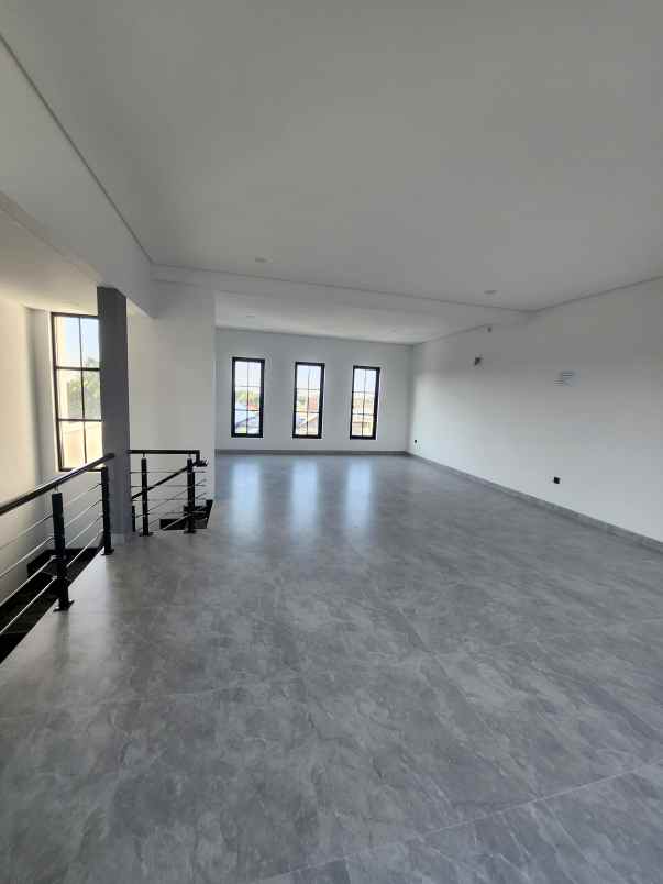 dijual rumah jalan woodland