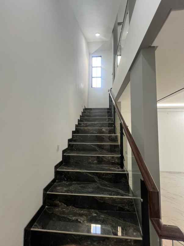 dijual rumah jalan woodland