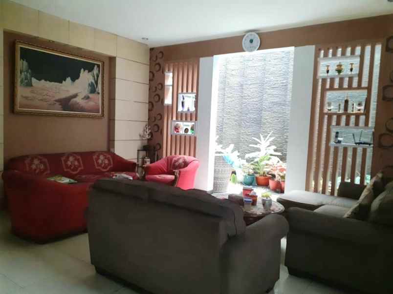 dijual rumah jl cigadung sayap dago