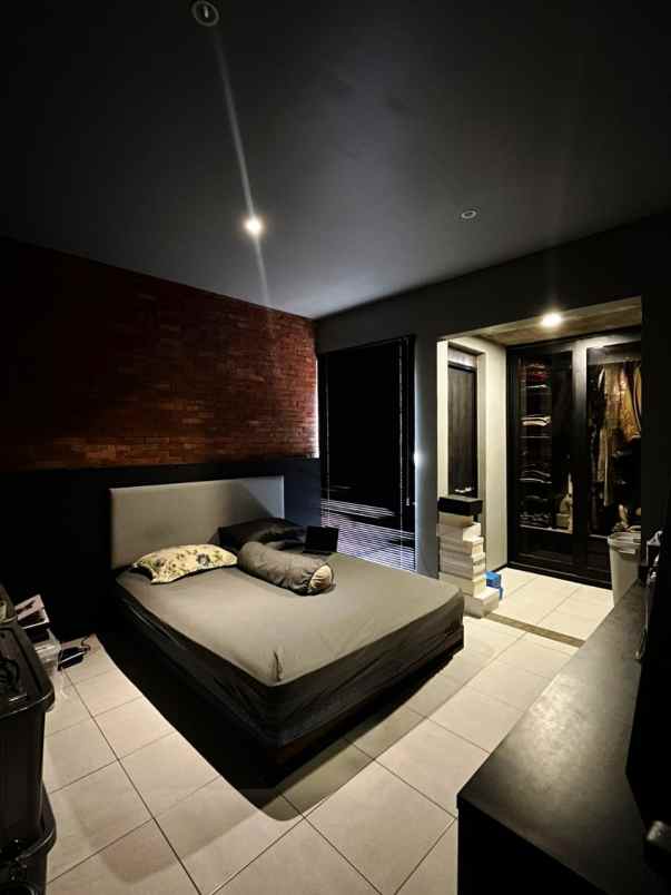 dijual rumah jl cisaranten wetan