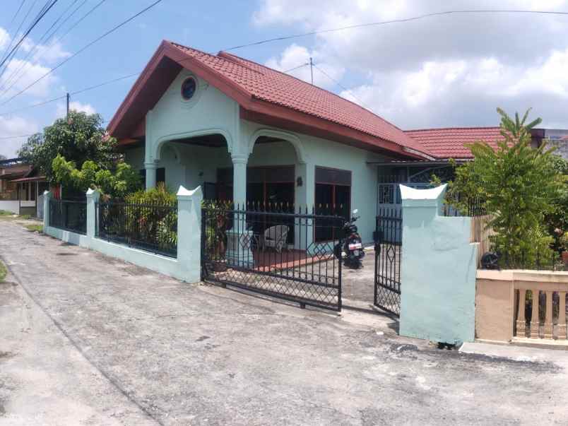 dijual rumah jl kelapa sawit