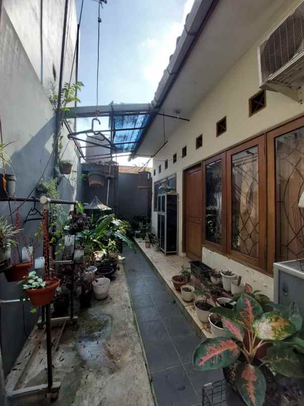 dijual rumah jl kelapa srengseng sawah
