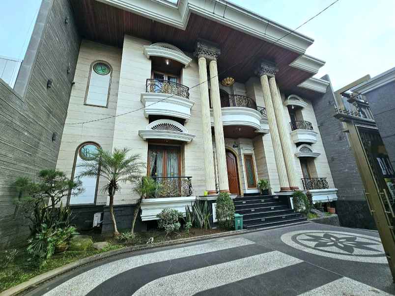 dijual rumah jl kiaracondong