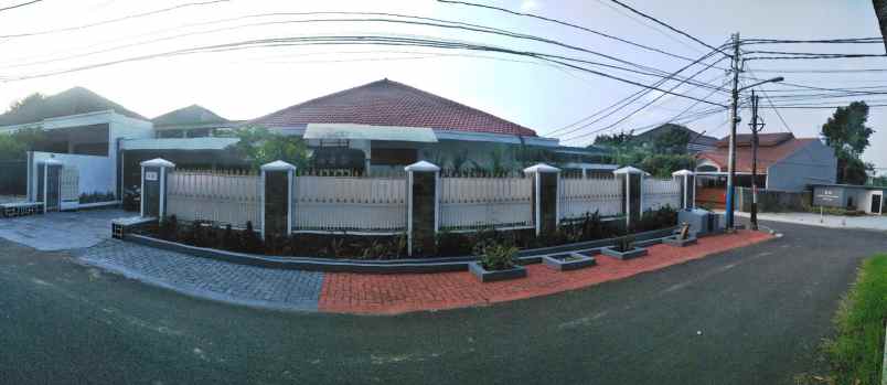 dijual rumah jl komplek auri