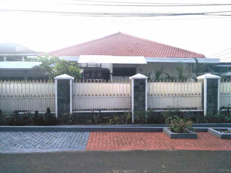 dijual rumah jl komplek auri