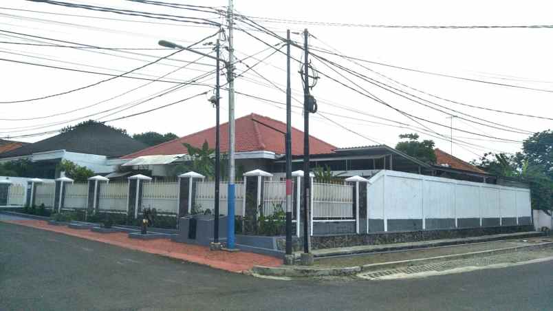 dijual rumah jl komplek auri