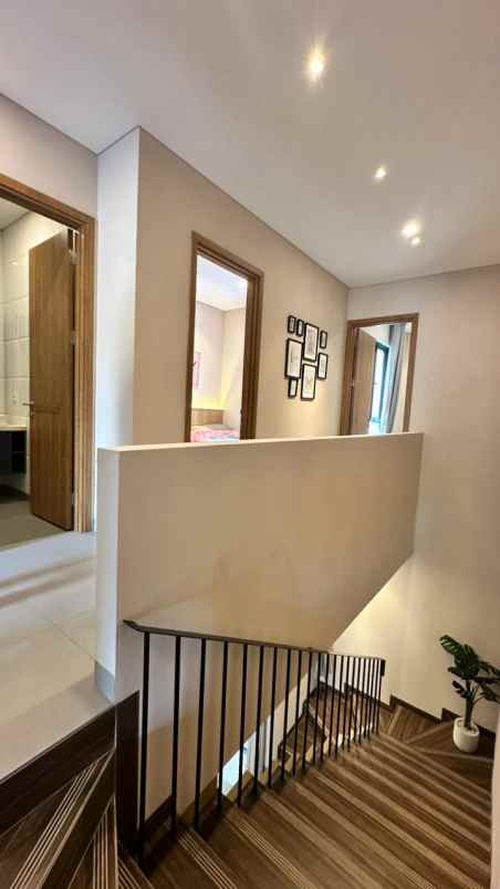 dijual rumah jl raya puspitek rt 01 rw