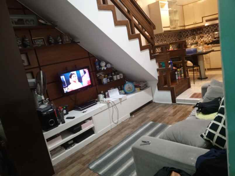 dijual rumah jl raya serpong teras