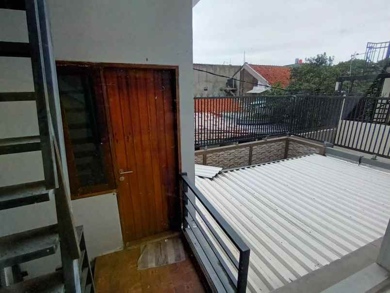 dijual rumah jl sariasih sarijadi sayap