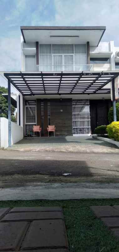 dijual rumah jl sariasih sarijadi sayap