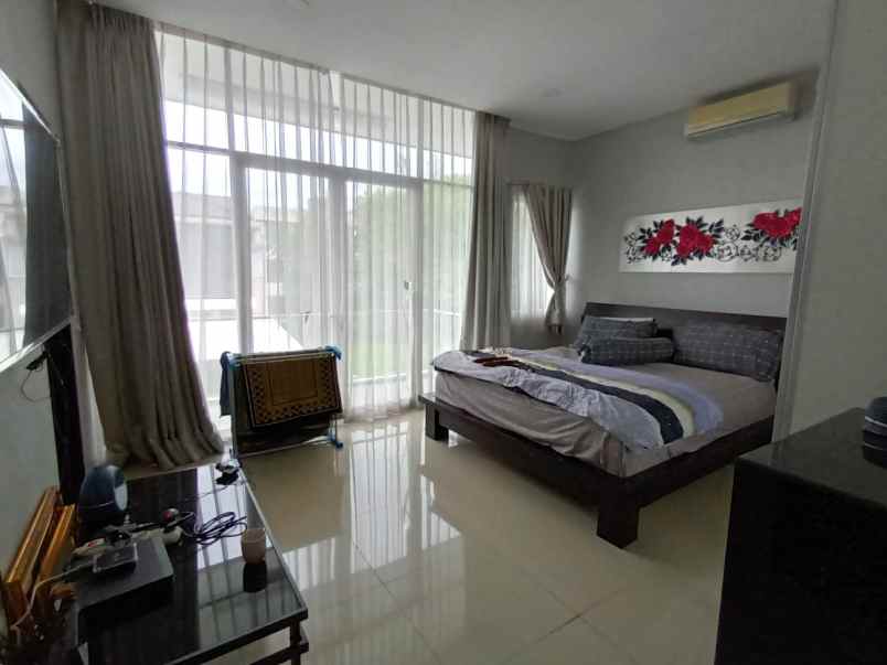 dijual rumah jl sariasih sarijadi sayap