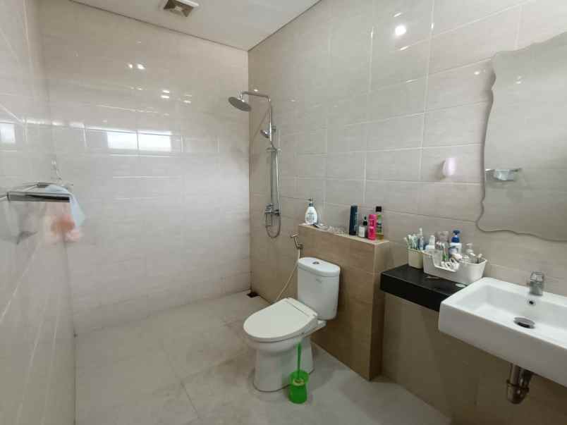 dijual rumah jl sariasih sarijadi sayap