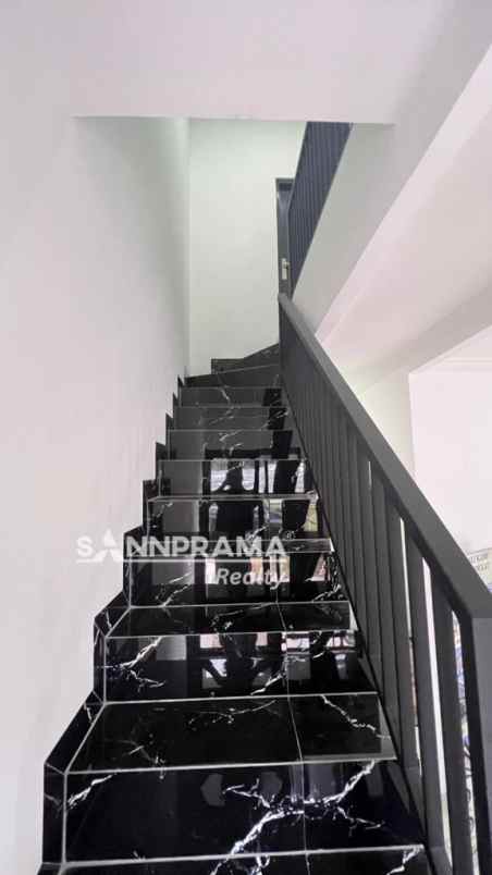 dijual rumah jln raya tapos depok