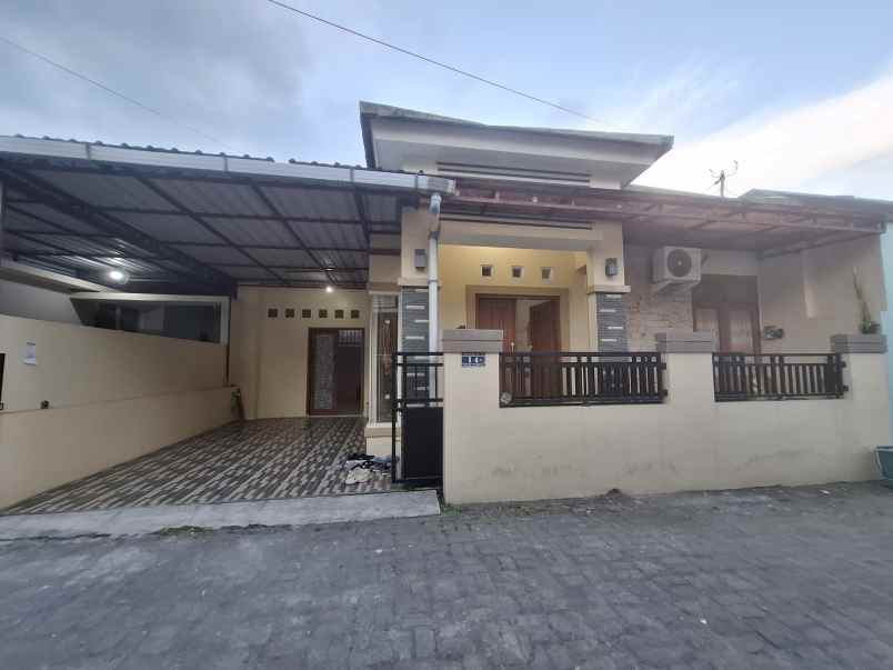 dijual rumah kadisoka