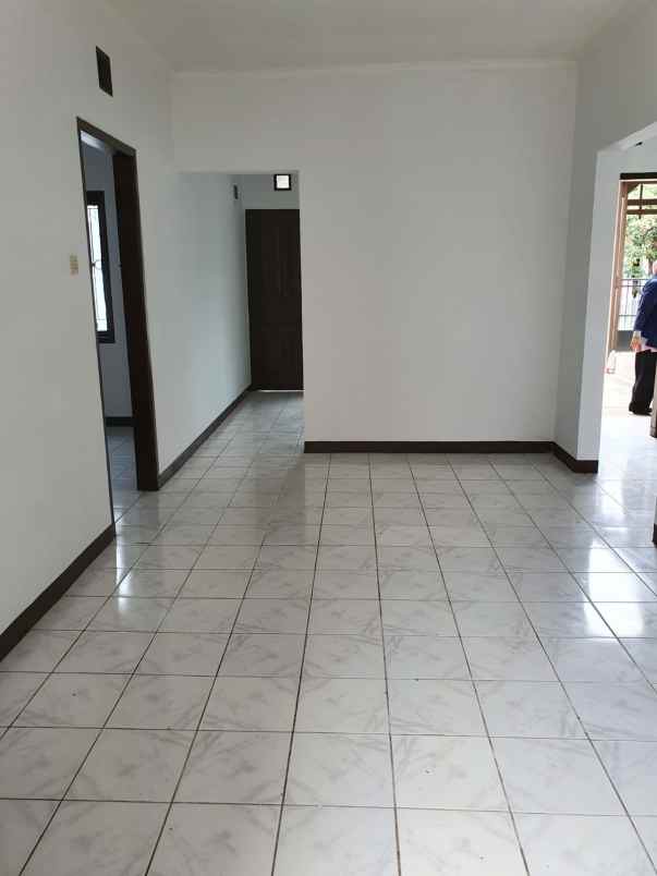 dijual rumah komplek pratista barat