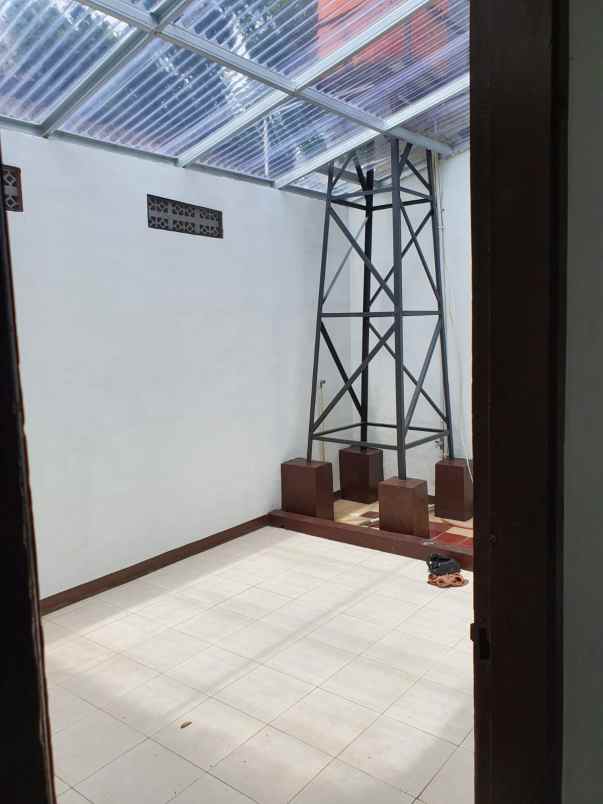 dijual rumah komplek pratista barat