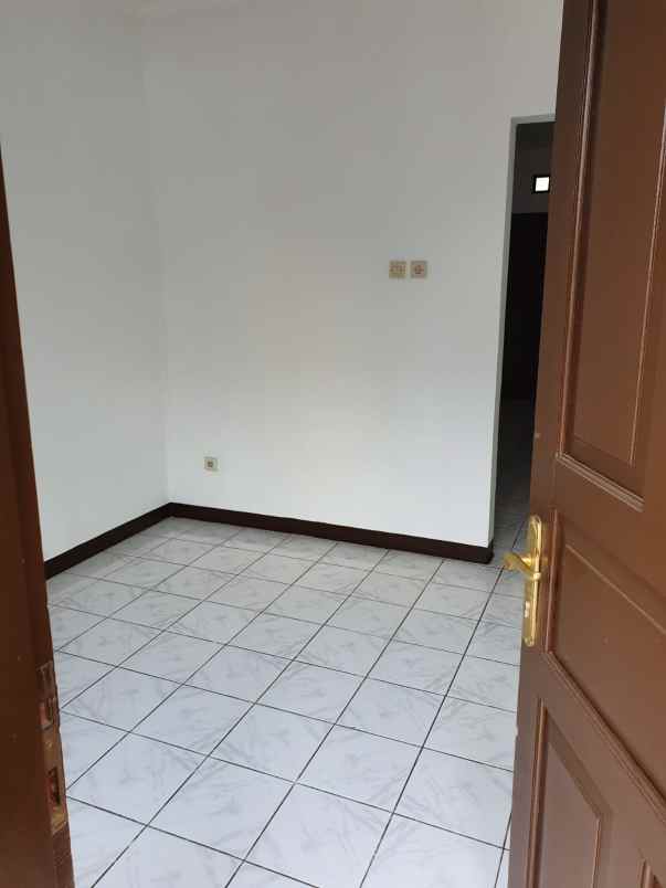 dijual rumah komplek pratista barat