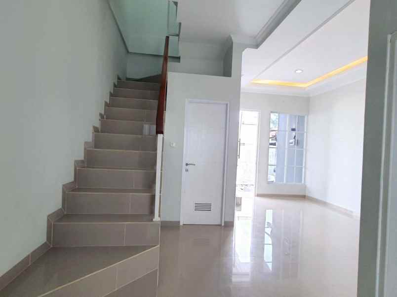 dijual rumah kranggan ujung aspal