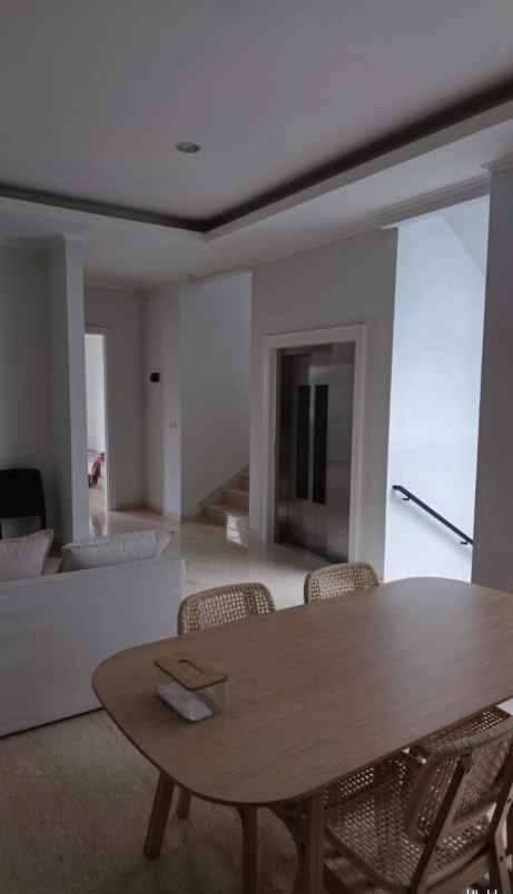 dijual rumah lokasi ramai