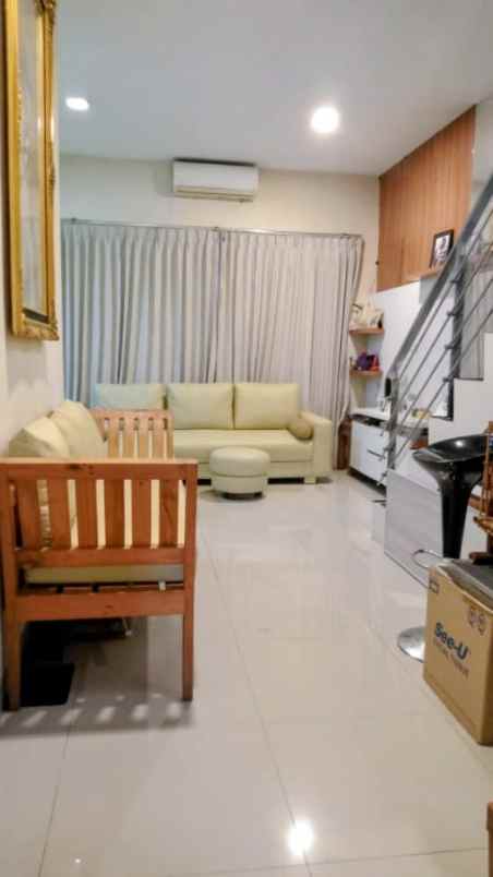 dijual rumah manyar