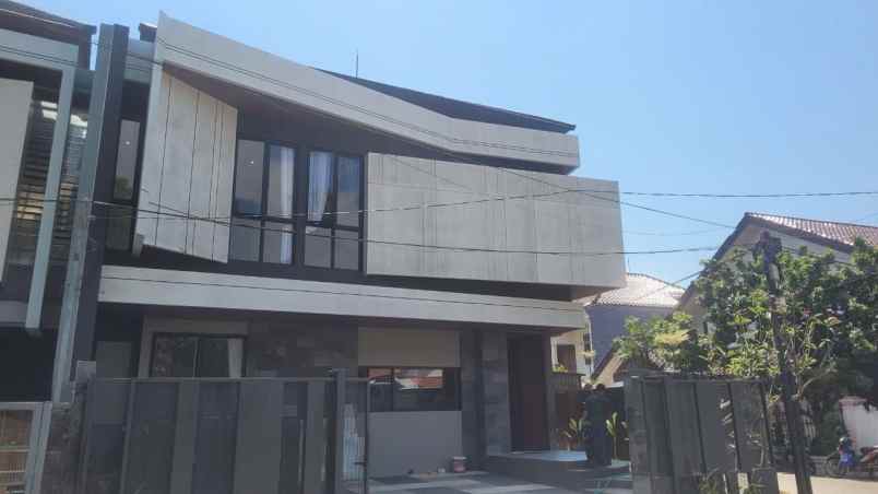 dijual rumah manyar indah
