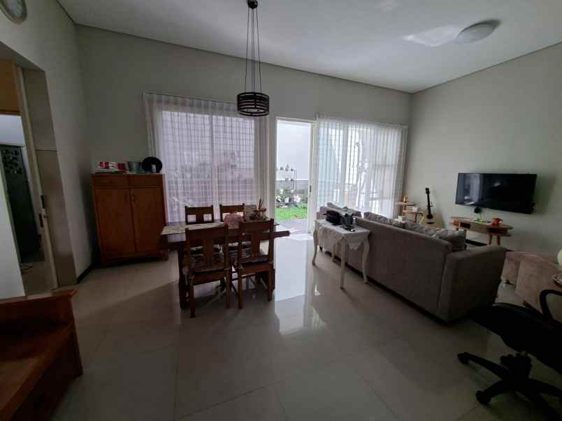 dijual rumah mewah lokasi araya nieuw indie malang