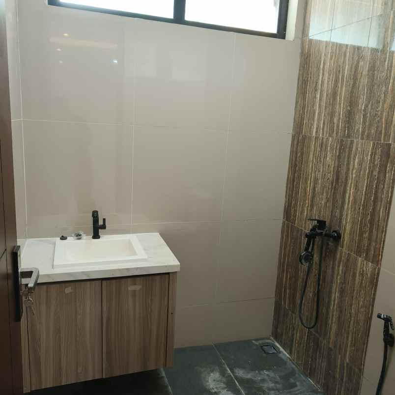 dijual rumah north victoria