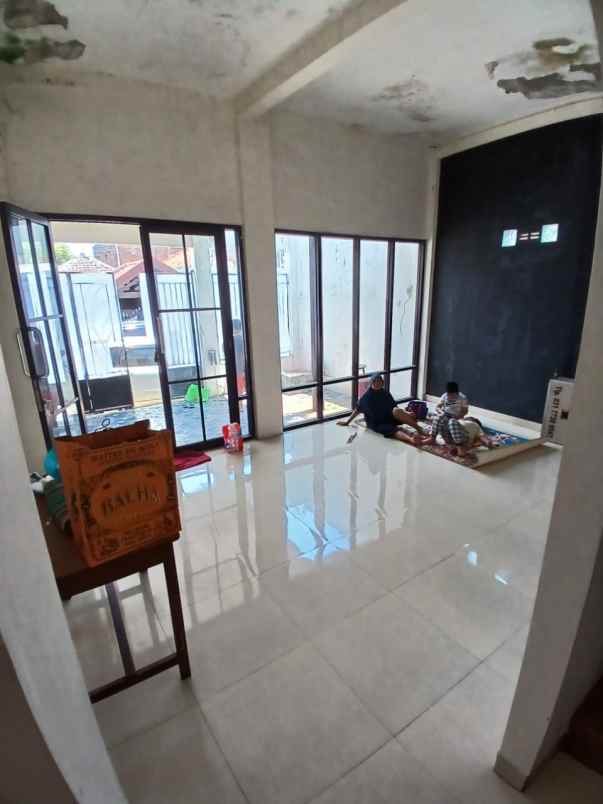 dijual rumah petemon
