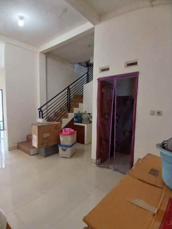 dijual rumah petemon