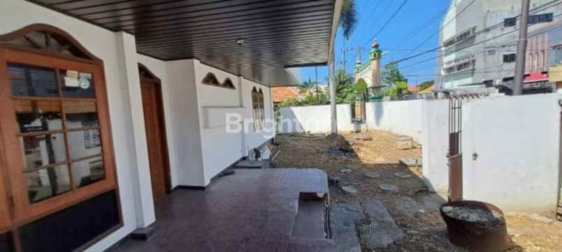 dijual rumah pucang adi