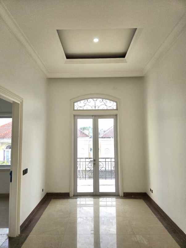 dijual rumah royal gading mansion