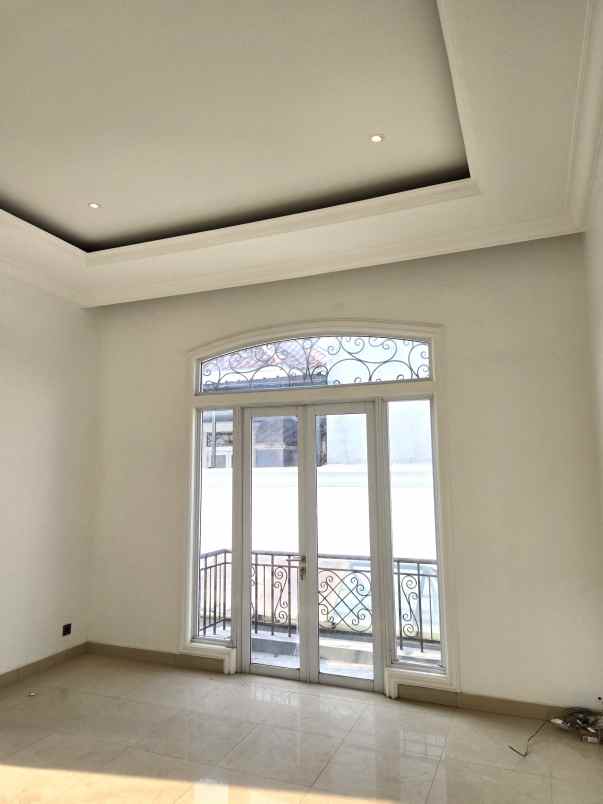 dijual rumah royal gading mansion