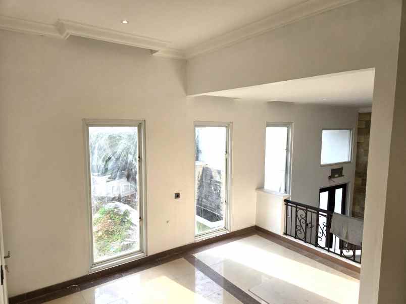 dijual rumah royal gading mansion