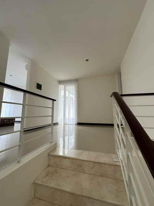 dijual rumah royal residence