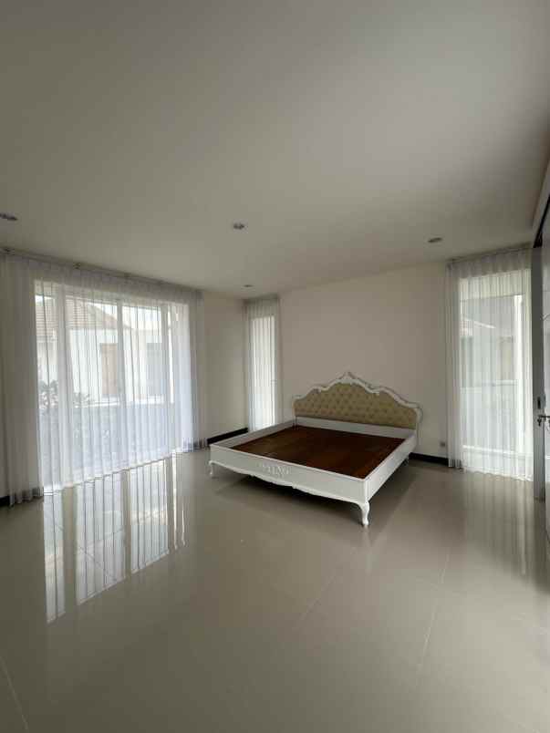 dijual rumah royal residence