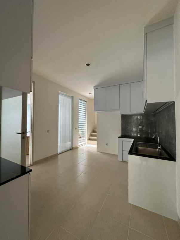 dijual rumah royal residence