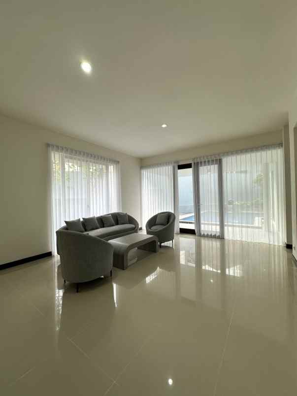 dijual rumah royal residence