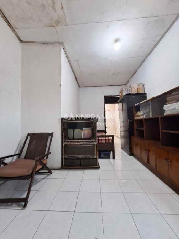 dijual rumah second 1 5lantai