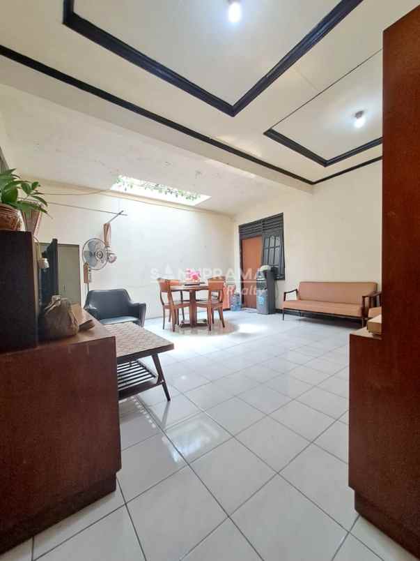 dijual rumah second 1 5lantai