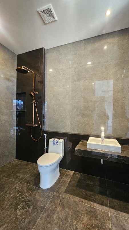 dijual rumah sutorejo