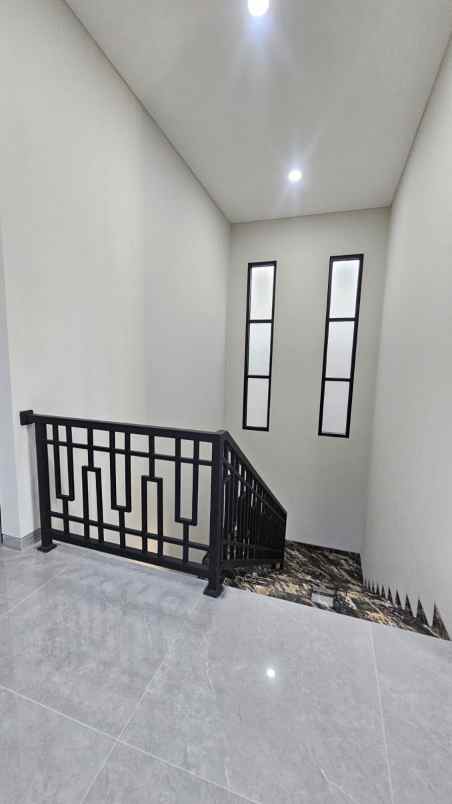 dijual rumah sutorejo