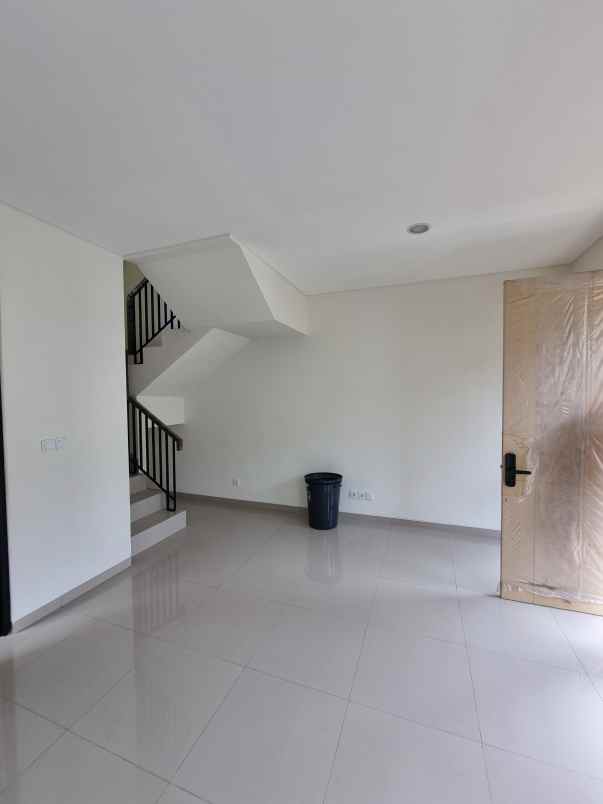 dijual rumah suvarna sutera cikupa