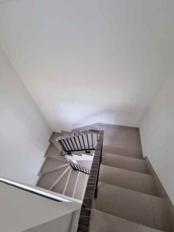 dijual rumah suvarna sutera cikupa